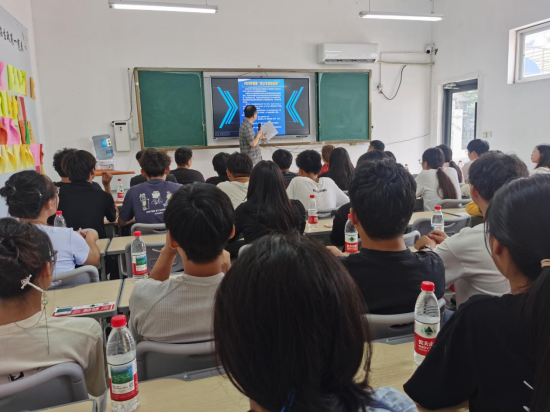 南京工业大学副教授走进邳州东方学校——用科普知识点燃学子求知热情