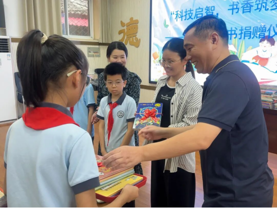 “科技启智，书香筑梦”——全国科普月泉山区科协举办科普图书进校园活动(1) (1)37.png