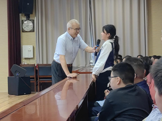 中科院老科学家走进丰县校园145.png